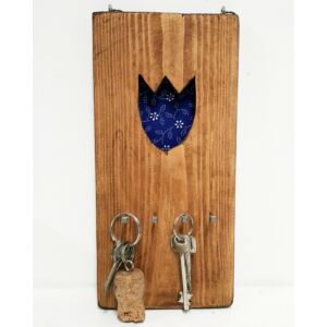 Kézműves, rusztikus fali kulcstartó, kék tulipános mintával, egysoros