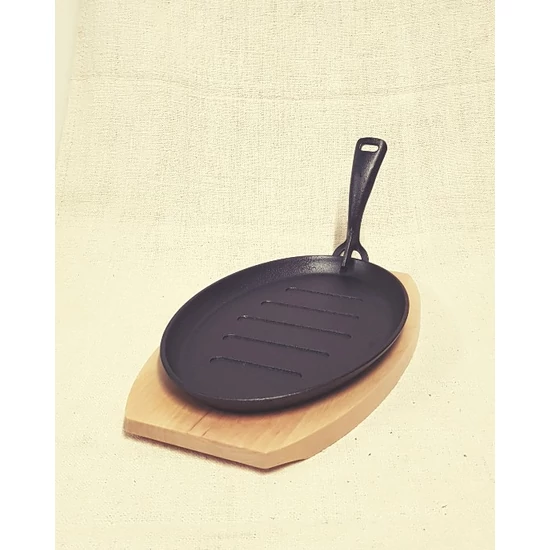 Öntöttvas serpenyő, fa deszkával, 26 cm