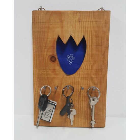 Kézműves, rusztikus fali kulcstartó, kék tulipános mintával