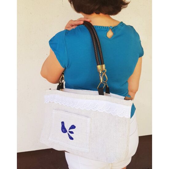 Kézműves női táska zsákvászonból – kékfestős madaras mintával, kis zsebbel